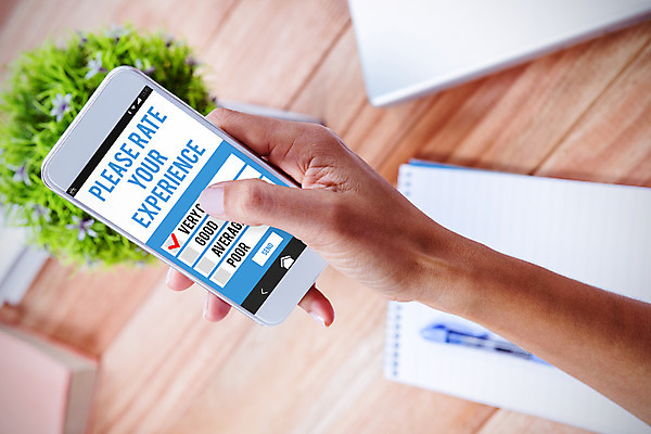 포토 JPG 해외이미지 손 탁자 기술 관리 들기 신체부위 노트북 스마트폰 펜 스크린 터치 흰색 기록 잡기 체험 어플리케이션 인터페이스 해외202004 해외포토 컬러 가구 컨셉 모션 사람 전자제품 핸드폰 스마트기기 필기구 파일형식