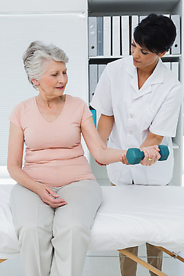 포토 JPG 해외이미지 백인 손 여자 노년 여유 40대 중년 의학 실내 건강 병원 앉기 성인 치료 세명 아령 환자 의사 잡기 60대 물리치료 물리치료사 치료사 의료성형뷰티 해외202004 해외포토 서양인 직업 감정 모션 사람 내부 신체부위 의료진 파일형식