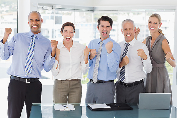 포토 JPG 해외이미지 백인 여자 남자 행복 40대 중년 비즈니스 응원 실내 사람 여러명 20대 성인 30대 노트북 컴퓨터 기쁨 축하 직장인 비즈니스맨 비즈니스우먼 책상 동료 직원 서류판 해외202004 해외포토 서양인 직업 감정 가구 다수 컨셉 관계 청년 내부 장년 전자제품 사무용품 파일형식