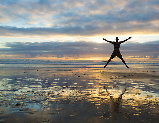 포토 JPG 해외이미지 행복 모래 바다 여행 자연 하늘 휴가 건강 한명 풍경 야외 여름 태양 반사 점프 일몰 기쁨 자유 해외202004 해외포토 자연요소 1 계절 감정 컨셉 모션 사람 노을 생태계 파일형식