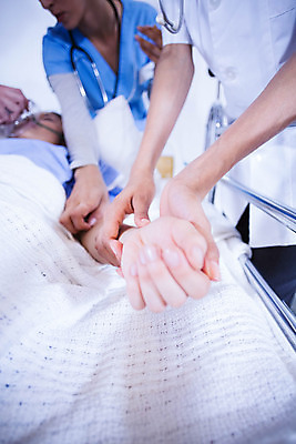 포토 JPG 해외이미지 백인 여자 청진기 직장 함께함 실내 건강 병원 서기 동양인 20대 치료 세명 환자 간호사 의사 침대 호흡 질병 외과 인턴 의료성형뷰티 해외202004 해외포토 서양인 가구 컨셉 회사 비즈니스 의학 의료기기 모션 사람 인종 청년 내부 의료진 파일형식