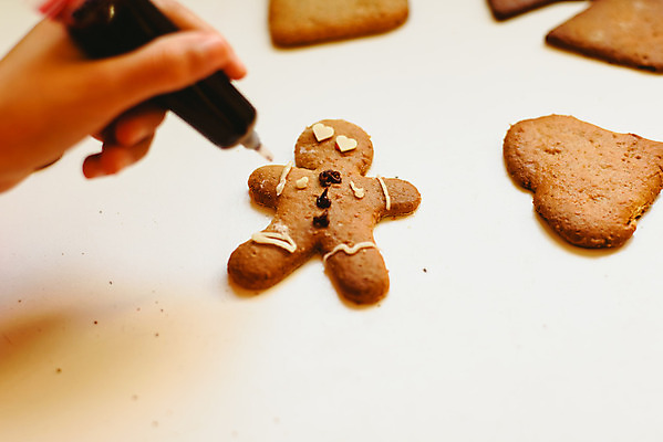 포토 JPG 해외이미지 모양 백인 전통 손 계절 행복 아들 어린이 음식 백그라운드 크리스마스 가족 탁자 디저트 실내 요리 사람 소년 장식 쿠키 주방 흰색 축하 달콤 굽기 준비 반죽 만들기 맛있는 해외202004 해외포토 서양인 기념일 남자 감정 컬러 가구 컨셉 관계 모션 내부 신체부위 맛 구이 파일형식