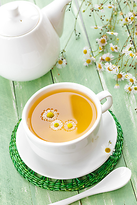 포토 JPG 해외이미지 무료이미지 꽃 사람없음 차 찻잔 티스푼 찻주전자 나무탁자 캐모마일 코스터 해외202004 해외포토 식물 음료 탁자 주전자 잔 숟가락 허브 컵받침 파일형식 무료콘텐츠