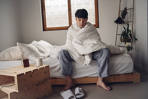 포토 JPG 스튜디오촬영 전신 라이프스타일 남자 맨라이프 실내 피곤 한명 앉기 20대 성인 앞모습 침실 이불 고통 한국인 고독 질병 감기 몸살 몸살감기 오한 싱글라이프 성인남자한명만 국내포토 1 감정 뷰포인트 컨셉 의학 침구 모션 사람 동양인 청년 내부 생활 감기_질병 증상 남자한명만 성인남자만 파일형식