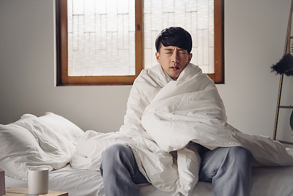 포토 JPG 스튜디오촬영 라이프스타일 남자 맨라이프 실내 피곤 한명 앉기 상반신 20대 성인 앞모습 침실 이불 고통 한국인 고독 질병 감기 몸살 몸살감기 오한 싱글라이프 성인남자한명만 국내포토 1 감정 뷰포인트 컨셉 의학 침구 모션 사람 동양인 청년 내부 생활 감기_질병 증상 남자한명만 성인남자만 파일형식