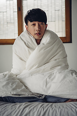포토 JPG 스튜디오촬영 라이프스타일 남자 맨라이프 실내 피곤 한명 앉기 상반신 20대 성인 앞모습 침실 이불 고통 한국인 고독 질병 감기 몸살 몸살감기 오한 싱글라이프 성인남자한명만 국내포토 1 감정 뷰포인트 컨셉 의학 침구 모션 사람 동양인 청년 내부 생활 감기_질병 증상 남자한명만 성인남자만 파일형식