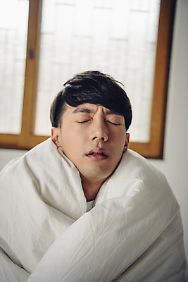 포토 JPG 스튜디오촬영 라이프스타일 남자 맨라이프 실내 피곤 한명 앉기 상반신 20대 성인 앞모습 침실 이불 고통 한국인 고독 질병 감기 몸살 몸살감기 오한 싱글라이프 성인남자한명만 국내포토 1 감정 뷰포인트 컨셉 의학 침구 모션 사람 동양인 청년 내부 생활 감기_질병 증상 남자한명만 성인남자만 파일형식
