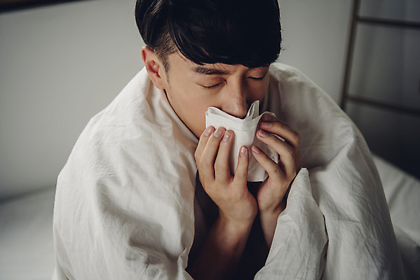 포토 JPG 스튜디오촬영 라이프스타일 남자 맨라이프 실내 피곤 한명 앉기 상반신 20대 성인 앞모습 침실 이불 고통 한국인 화장지 고독 질병 감기 몸살 몸살감기 오한 콧물 싱글라이프 성인남자한명만 코풀기 국내포토 1 감정 뷰포인트 컨셉 의학 침구 모션 사람 동양인 청년 내부 생활 감기_질병 생리현상 증상 남자한명만 성인남자만 파일형식