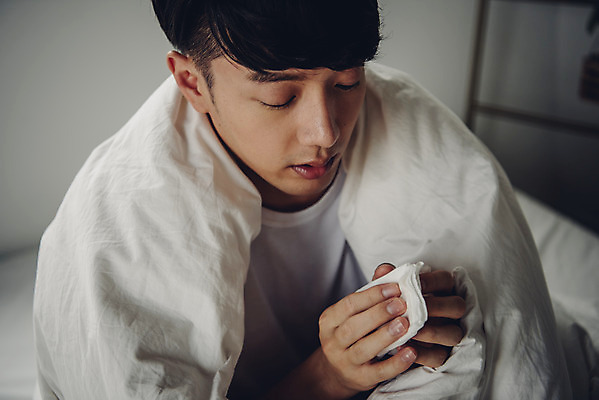 포토 JPG 스튜디오촬영 라이프스타일 남자 맨라이프 실내 피곤 한명 앉기 상반신 20대 성인 앞모습 침실 이불 고통 한국인 화장지 고독 질병 감기 몸살 몸살감기 오한 콧물 싱글라이프 성인남자한명만 코풀기 국내포토 1 감정 뷰포인트 컨셉 의학 침구 모션 사람 동양인 청년 내부 생활 감기_질병 생리현상 증상 남자한명만 성인남자만 파일형식