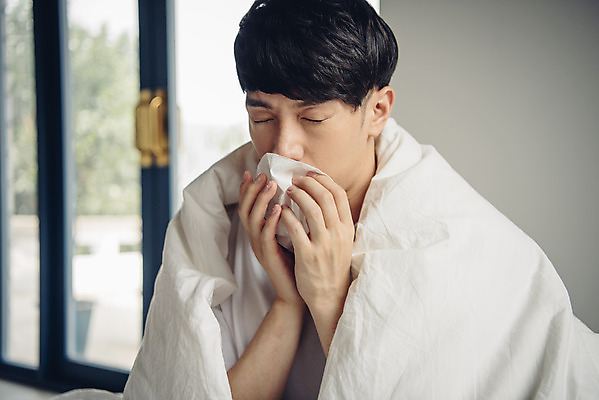 포토 JPG 스튜디오촬영 라이프스타일 남자 맨라이프 실내 피곤 한명 앉기 상반신 20대 성인 앞모습 침실 이불 고통 한국인 화장지 고독 질병 감기 몸살 몸살감기 오한 콧물 싱글라이프 성인남자한명만 코풀기 국내포토 1 감정 뷰포인트 컨셉 의학 침구 모션 사람 동양인 청년 내부 생활 감기_질병 생리현상 증상 남자한명만 성인남자만 파일형식