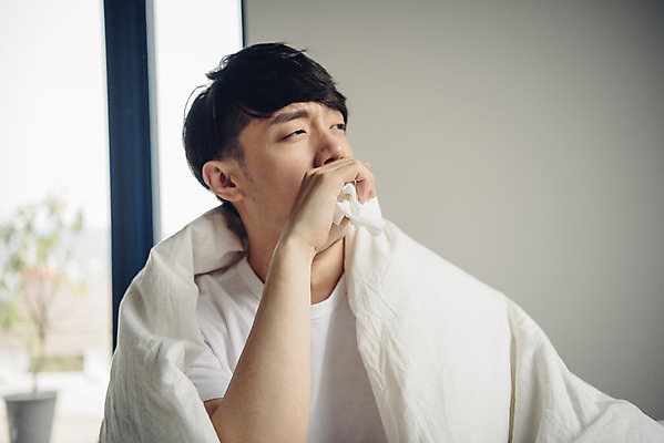 포토 JPG 스튜디오촬영 라이프스타일 응시 남자 맨라이프 실내 피곤 한명 앉기 상반신 20대 성인 앞모습 침실 이불 고통 한국인 화장지 고독 질병 감기 몸살 몸살감기 오한 콧물 싱글라이프 성인남자한명만 국내포토 1 시선 감정 뷰포인트 컨셉 의학 침구 모션 사람 동양인 청년 내부 생활 감기_질병 생리현상 증상 남자한명만 성인남자만 파일형식