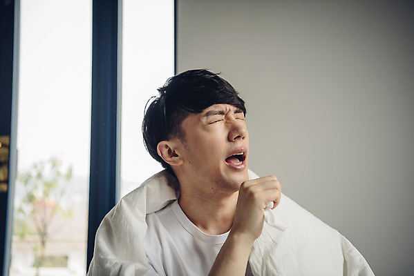 포토 JPG 스튜디오촬영 라이프스타일 남자 맨라이프 실내 피곤 한명 앉기 상반신 20대 성인 앞모습 침실 이불 고통 한국인 고독 질병 감기 기침 몸살 몸살감기 오한 싱글라이프 성인남자한명만 국내포토 1 감정 뷰포인트 컨셉 의학 침구 모션 사람 동양인 청년 내부 생활 감기_질병 증상 남자한명만 성인남자만 파일형식