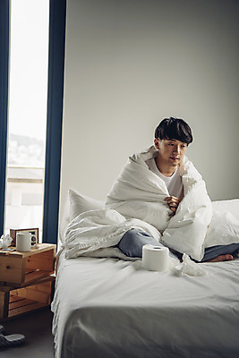 포토 JPG 스튜디오촬영 전신 라이프스타일 남자 맨라이프 실내 피곤 한명 앉기 20대 성인 앞모습 침실 이불 고통 한국인 화장지 고독 질병 감기 몸살 몸살감기 오한 싱글라이프 성인남자한명만 국내포토 1 감정 뷰포인트 컨셉 의학 침구 모션 사람 동양인 청년 내부 생활 감기_질병 증상 남자한명만 성인남자만 파일형식