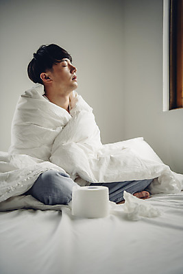 포토 JPG 스튜디오촬영 전신 라이프스타일 남자 맨라이프 실내 피곤 한명 앉기 20대 성인 옆모습 눈감음 침실 이불 고통 한국인 화장지 고독 질병 감기 몸살 몸살감기 오한 싱글라이프 성인남자한명만 국내포토 1 감정 뷰포인트 컨셉 의학 침구 모션 사람 동양인 청년 내부 생활 감기_질병 증상 남자한명만 성인남자만 파일형식