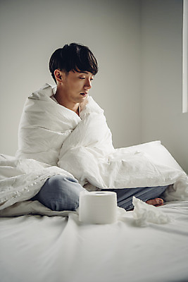 포토 JPG 스튜디오촬영 전신 라이프스타일 남자 맨라이프 실내 피곤 한명 앉기 20대 성인 옆모습 침실 이불 고통 한국인 화장지 고독 질병 감기 몸살 몸살감기 오한 싱글라이프 성인남자한명만 국내포토 1 감정 뷰포인트 컨셉 의학 침구 모션 사람 동양인 청년 내부 생활 감기_질병 증상 남자한명만 성인남자만 파일형식