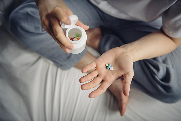 포토 JPG 스튜디오촬영 전신 라이프스타일 남자 맨라이프 실내 피곤 한명 앉기 20대 성인 앞모습 알약 침실 고통 한국인 고독 약병 질병 감기 감기약 몸살 몸살감기 싱글라이프 성인남자한명만 국내포토 1 감정 뷰포인트 컨셉 의학 모션 사람 동양인 청년 내부 생활 약 감기_질병 병_담는 남자한명만 성인남자만 파일형식