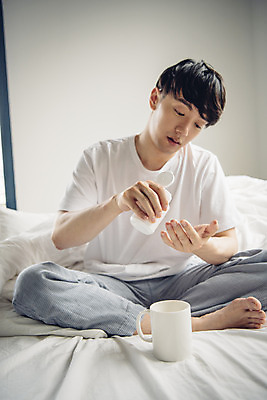 포토 JPG 스튜디오촬영 전신 라이프스타일 남자 맨라이프 실내 피곤 한명 앉기 20대 성인 앞모습 알약 침실 고통 한국인 고독 약병 질병 감기 감기약 몸살 몸살감기 싱글라이프 성인남자한명만 국내포토 1 감정 뷰포인트 컨셉 의학 모션 사람 동양인 청년 내부 생활 약 감기_질병 병_담는 남자한명만 성인남자만 파일형식