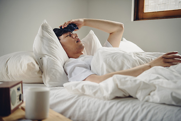 포토 JPG 스튜디오촬영 라이프스타일 남자 맨라이프 실내 피곤 한명 상반신 20대 성인 옆모습 눕기 침실 고통 한국인 고독 질병 감기 얼음주머니 고열 몸살 몸살감기 싱글라이프 성인남자한명만 국내포토 1 감정 뷰포인트 컨셉 의학 모션 사람 동양인 청년 내부 생활 주머니 감기_질병 온도 남자한명만 성인남자만 파일형식