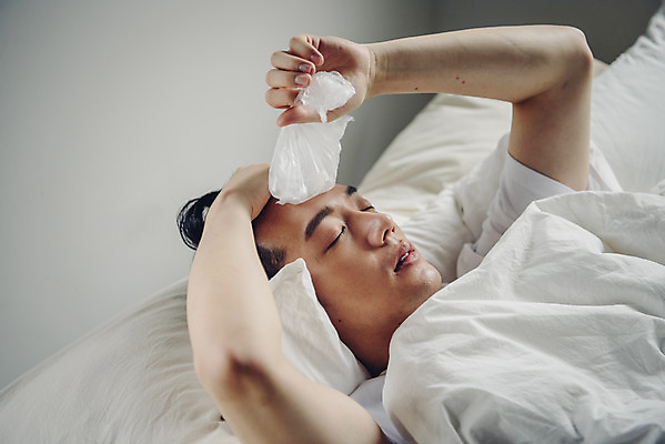 포토 JPG 스튜디오촬영 라이프스타일 남자 맨라이프 실내 피곤 한명 상반신 20대 성인 옆모습 눕기 침실 고통 한국인 고독 질병 감기 얼음주머니 고열 몸살 몸살감기 싱글라이프 성인남자한명만 국내포토 1 감정 뷰포인트 컨셉 의학 모션 사람 동양인 청년 내부 생활 주머니 감기_질병 온도 남자한명만 성인남자만 파일형식