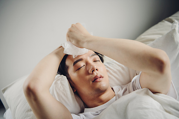 포토 JPG 스튜디오촬영 라이프스타일 남자 맨라이프 실내 피곤 한명 상반신 20대 성인 앞모습 눕기 침실 고통 한국인 고독 질병 감기 얼음주머니 고열 몸살 몸살감기 싱글라이프 성인남자한명만 국내포토 1 감정 뷰포인트 컨셉 의학 모션 사람 동양인 청년 내부 생활 주머니 감기_질병 온도 남자한명만 성인남자만 파일형식