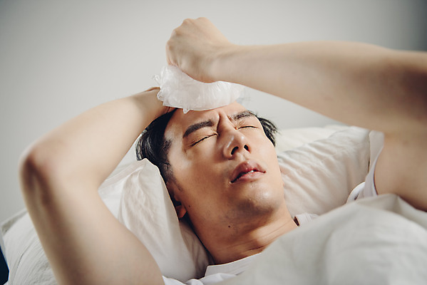 포토 JPG 스튜디오촬영 라이프스타일 남자 맨라이프 실내 피곤 한명 상반신 20대 성인 앞모습 눕기 침실 고통 한국인 고독 질병 감기 얼음주머니 고열 몸살 몸살감기 싱글라이프 성인남자한명만 국내포토 1 감정 뷰포인트 컨셉 의학 모션 사람 동양인 청년 내부 생활 주머니 감기_질병 온도 남자한명만 성인남자만 파일형식