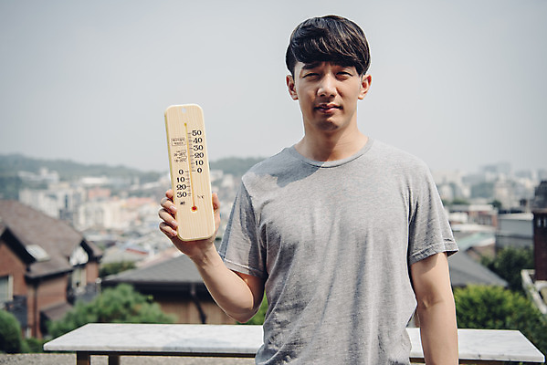 포토 JPG 주간 라이프스타일 남자 맨라이프 날씨 한명 서기 들기 상반신 20대 성인 야외 앞모습 여름 한국인 찡그림 더위 온도계 체온계 갈증 성인남자한명만 폭염주의보 국내포토 자연요소 1 계절 뷰포인트 모션 표정 사람 동양인 청년 생활 자연재해 남자한명만 성인남자만 파일형식