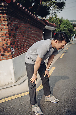 포토 JPG 주간 전신 라이프스타일 남자 맨라이프 날씨 피곤 한명 서기 20대 성인 야외 옆모습 여름 한국인 더위 갈증 성인남자한명만 폭염주의보 국내포토 자연요소 1 계절 뷰포인트 컨셉 모션 사람 동양인 청년 생활 자연재해 남자한명만 성인남자만 파일형식