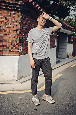 포토 JPG 주간 전신 라이프스타일 남자 맨라이프 날씨 피곤 한명 서기 20대 성인 야외 앞모습 여름 한국인 찡그림 더위 갈증 성인남자한명만 폭염주의보 국내포토 자연요소 1 계절 뷰포인트 컨셉 모션 표정 사람 동양인 청년 생활 자연재해 남자한명만 성인남자만 파일형식