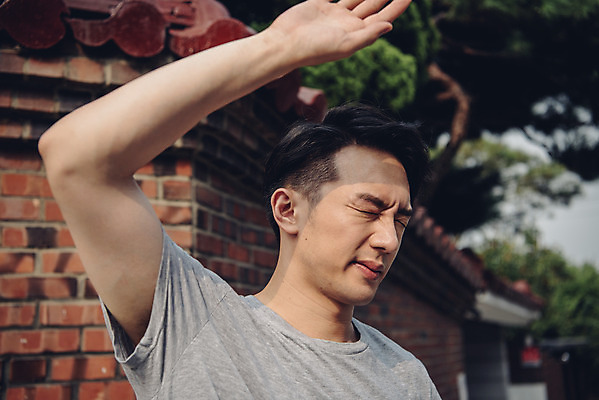 포토 JPG 주간 라이프스타일 남자 맨라이프 날씨 한명 서기 상반신 20대 성인 야외 옆모습 여름 햇빛 한국인 찡그림 더위 갈증 얼굴가리기 성인남자한명만 폭염주의보 국내포토 자연요소 1 계절 뷰포인트 모션 표정 사람 동양인 청년 생활 태양 가림 자연재해 남자한명만 성인남자만 파일형식