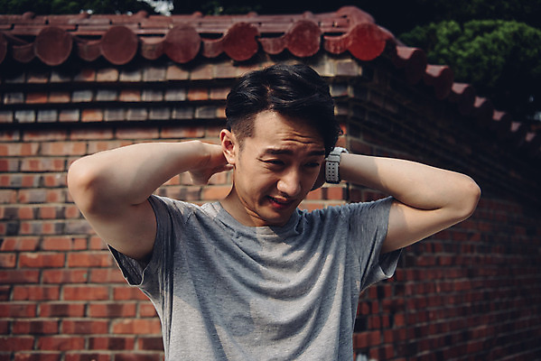 포토 JPG 주간 라이프스타일 남자 맨라이프 날씨 피곤 한명 서기 상반신 20대 성인 야외 앞모습 여름 한국인 찡그림 더위 갈증 성인남자한명만 폭염주의보 국내포토 자연요소 1 계절 뷰포인트 컨셉 모션 표정 사람 동양인 청년 생활 자연재해 남자한명만 성인남자만 파일형식