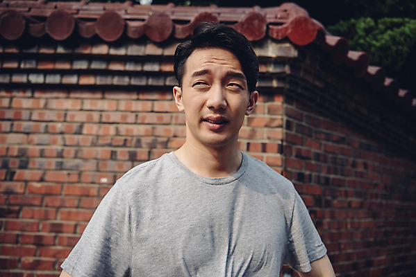 포토 JPG 주간 라이프스타일 남자 맨라이프 날씨 한명 서기 상반신 20대 성인 야외 앞모습 여름 햇빛 한국인 찡그림 더위 갈증 성인남자한명만 폭염주의보 국내포토 자연요소 1 계절 뷰포인트 모션 표정 사람 동양인 청년 생활 태양 자연재해 남자한명만 성인남자만 파일형식