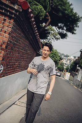 포토 JPG 주간 라이프스타일 남자 맨라이프 날씨 한명 상반신 20대 성인 야외 앞모습 여름 걷기 한국인 찡그림 더위 갈증 땀 성인남자한명만 폭염주의보 국내포토 자연요소 1 계절 뷰포인트 모션 표정 사람 동양인 청년 생활 자연재해 남자한명만 성인남자만 파일형식