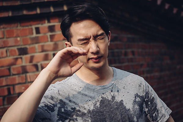 포토 JPG 주간 라이프스타일 남자 맨라이프 날씨 한명 서기 상반신 20대 성인 야외 앞모습 여름 햇빛 한국인 찡그림 더위 갈증 땀 성인남자한명만 폭염주의보 국내포토 자연요소 1 계절 뷰포인트 모션 표정 사람 동양인 청년 생활 태양 자연재해 남자한명만 성인남자만 파일형식