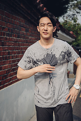 포토 JPG 주간 라이프스타일 남자 맨라이프 날씨 한명 서기 상반신 20대 성인 야외 앞모습 여름 한국인 더위 갈증 땀 성인남자한명만 폭염주의보 국내포토 자연요소 1 계절 뷰포인트 모션 사람 동양인 청년 생활 자연재해 남자한명만 성인남자만 파일형식