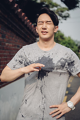 포토 JPG 주간 라이프스타일 남자 맨라이프 날씨 한명 서기 상반신 20대 성인 야외 앞모습 여름 한국인 찡그림 더위 갈증 땀 성인남자한명만 폭염주의보 국내포토 자연요소 1 계절 뷰포인트 모션 표정 사람 동양인 청년 생활 자연재해 남자한명만 성인남자만 파일형식