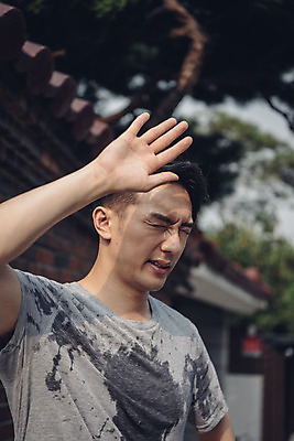포토 JPG 주간 라이프스타일 남자 맨라이프 날씨 한명 서기 상반신 20대 성인 야외 옆모습 여름 햇빛 한국인 더위 갈증 땀 얼굴가리기 성인남자한명만 폭염주의보 국내포토 자연요소 1 계절 뷰포인트 모션 사람 동양인 청년 생활 태양 가림 자연재해 남자한명만 성인남자만 파일형식