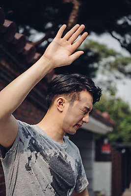 포토 JPG 주간 라이프스타일 남자 맨라이프 날씨 한명 서기 상반신 20대 성인 야외 옆모습 여름 햇빛 한국인 더위 갈증 땀 얼굴가리기 성인남자한명만 폭염주의보 국내포토 자연요소 1 계절 뷰포인트 모션 사람 동양인 청년 생활 태양 가림 자연재해 남자한명만 성인남자만 파일형식