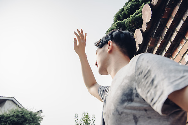 포토 JPG 주간 라이프스타일 남자 로우앵글 맨라이프 날씨 한명 서기 상반신 20대 성인 야외 옆모습 여름 햇빛 한국인 더위 갈증 땀 얼굴가리기 성인남자한명만 폭염주의보 국내포토 자연요소 1 계절 뷰포인트 모션 사람 동양인 청년 생활 태양 가림 자연재해 남자한명만 성인남자만 파일형식