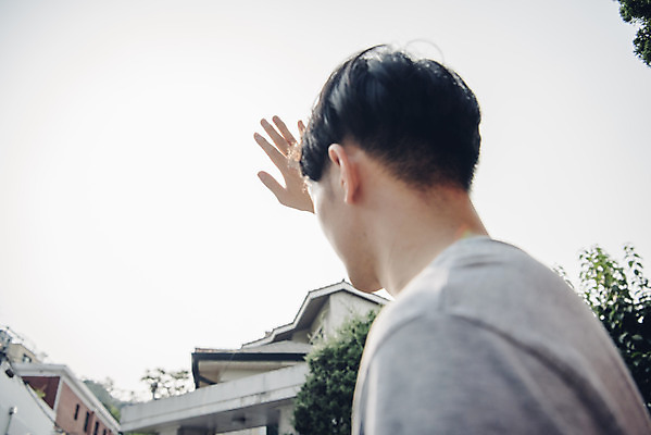 포토 JPG 주간 라이프스타일 남자 맨라이프 날씨 한명 서기 상반신 20대 성인 야외 옆모습 여름 햇빛 한국인 더위 갈증 얼굴가리기 성인남자한명만 폭염주의보 국내포토 자연요소 1 계절 뷰포인트 모션 사람 동양인 청년 생활 태양 가림 자연재해 남자한명만 성인남자만 파일형식