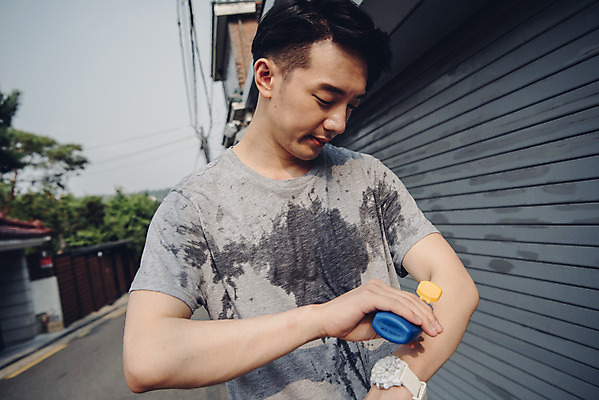 포토 JPG 주간 라이프스타일 남자 맨라이프 날씨 한명 서기 상반신 20대 성인 야외 앞모습 여름 햇빛 한국인 더위 갈증 선크림 땀 성인남자한명만 폭염주의보 국내포토 자연요소 1 계절 뷰포인트 모션 사람 동양인 청년 생활 태양 화장품 자연재해 남자한명만 성인남자만 파일형식