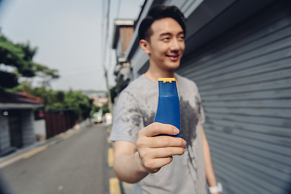 포토 JPG 주간 라이프스타일 남자 맨라이프 날씨 한명 서기 상반신 20대 성인 야외 앞모습 여름 햇빛 한국인 더위 갈증 선크림 땀 성인남자한명만 폭염주의보 국내포토 자연요소 1 계절 뷰포인트 모션 사람 동양인 청년 생활 태양 화장품 자연재해 남자한명만 성인남자만 파일형식