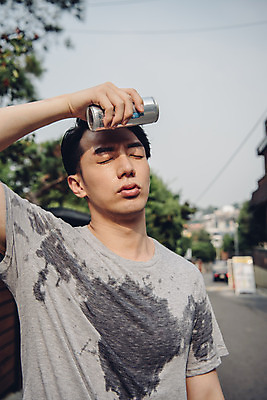 포토 JPG 주간 라이프스타일 남자 맨라이프 날씨 한명 서기 상반신 20대 성인 야외 앞모습 여름 햇빛 눈감음 한국인 더위 갈증 땀 얼굴가리기 냉음료 성인남자한명만 폭염주의보 국내포토 자연요소 1 계절 음료 뷰포인트 모션 사람 동양인 청년 생활 태양 가림 자연재해 남자한명만 성인남자만 파일형식