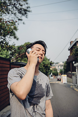 포토 JPG 주간 라이프스타일 남자 맨라이프 날씨 한명 서기 상반신 20대 성인 야외 앞모습 여름 한국인 더위 갈증 땀 냉음료 성인남자한명만 폭염주의보 국내포토 자연요소 1 계절 음료 뷰포인트 모션 사람 동양인 청년 생활 자연재해 남자한명만 성인남자만 파일형식