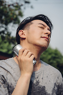 포토 JPG 주간 라이프스타일 남자 맨라이프 날씨 한명 서기 상반신 20대 성인 야외 앞모습 여름 한국인 더위 갈증 땀 냉음료 성인남자한명만 폭염주의보 국내포토 자연요소 1 계절 음료 뷰포인트 모션 사람 동양인 청년 생활 자연재해 남자한명만 성인남자만 파일형식