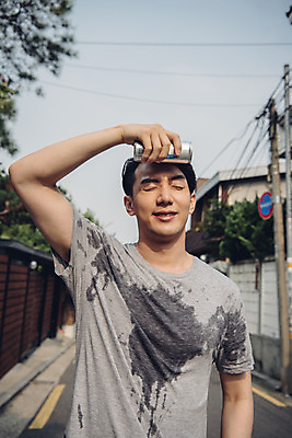 포토 JPG 주간 라이프스타일 남자 맨라이프 날씨 한명 서기 상반신 20대 성인 야외 앞모습 여름 햇빛 눈감음 한국인 더위 갈증 땀 얼굴가리기 냉음료 성인남자한명만 폭염주의보 국내포토 자연요소 1 계절 음료 뷰포인트 모션 사람 동양인 청년 생활 태양 가림 자연재해 남자한명만 성인남자만 파일형식