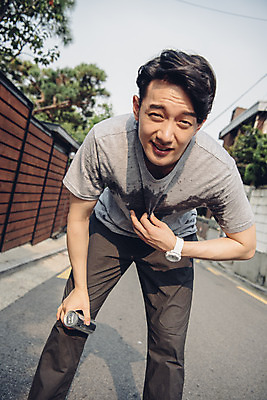 포토 JPG 주간 라이프스타일 남자 맨라이프 날씨 피곤 한명 서기 상반신 20대 성인 야외 앞모습 여름 한국인 더위 갈증 땀 성인남자한명만 폭염주의보 국내포토 자연요소 1 계절 뷰포인트 컨셉 모션 사람 동양인 청년 생활 자연재해 남자한명만 성인남자만 파일형식