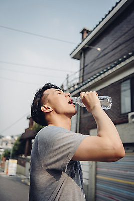 포토 JPG 주간 라이프스타일 남자 맨라이프 날씨 한명 서기 상반신 20대 성인 야외 옆모습 여름 한국인 더위 갈증 물병 땀 갈증해소 물마시기 성인남자한명만 폭염주의보 국내포토 자연요소 1 계절 뷰포인트 모션 사람 동양인 청년 생활 마시기 자연재해 물통 해소 남자한명만 성인남자만 파일형식