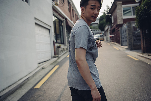 포토 JPG 주간 라이프스타일 남자 맨라이프 날씨 한명 서기 상반신 20대 성인 야외 뒷모습 여름 한국인 뒤돌아보기 더위 갈증 땀 성인남자한명만 폭염주의보 국내포토 자연요소 1 계절 뷰포인트 모션 사람 동양인 청년 생활 자연재해 남자한명만 성인남자만 파일형식