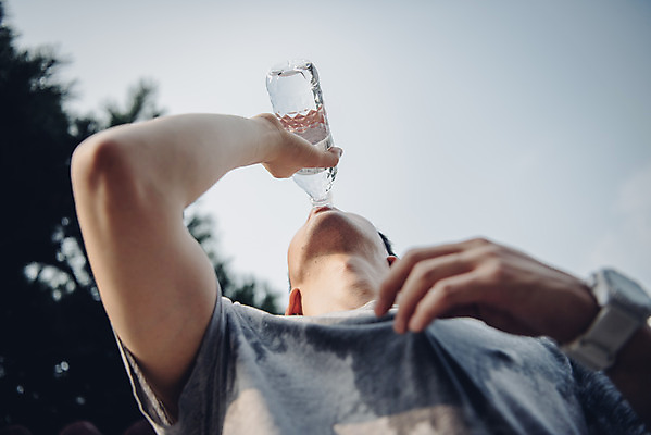 포토 JPG 주간 라이프스타일 남자 로우앵글 맨라이프 날씨 한명 서기 상반신 20대 성인 야외 앞모습 여름 한국인 더위 갈증 물병 땀 갈증해소 물마시기 성인남자한명만 폭염주의보 국내포토 자연요소 1 계절 뷰포인트 모션 사람 동양인 청년 생활 마시기 자연재해 물통 해소 남자한명만 성인남자만 파일형식