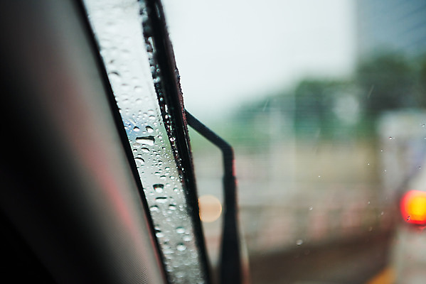 포토 JPG 주간 자동차 자연 풍경 사람없음 야외 아웃포커스 여름 비 빗방울 장마 차안 와이퍼 국내포토 자연요소 계절 육상교통 날씨 촬영기법 비_날씨 생태계 파일형식